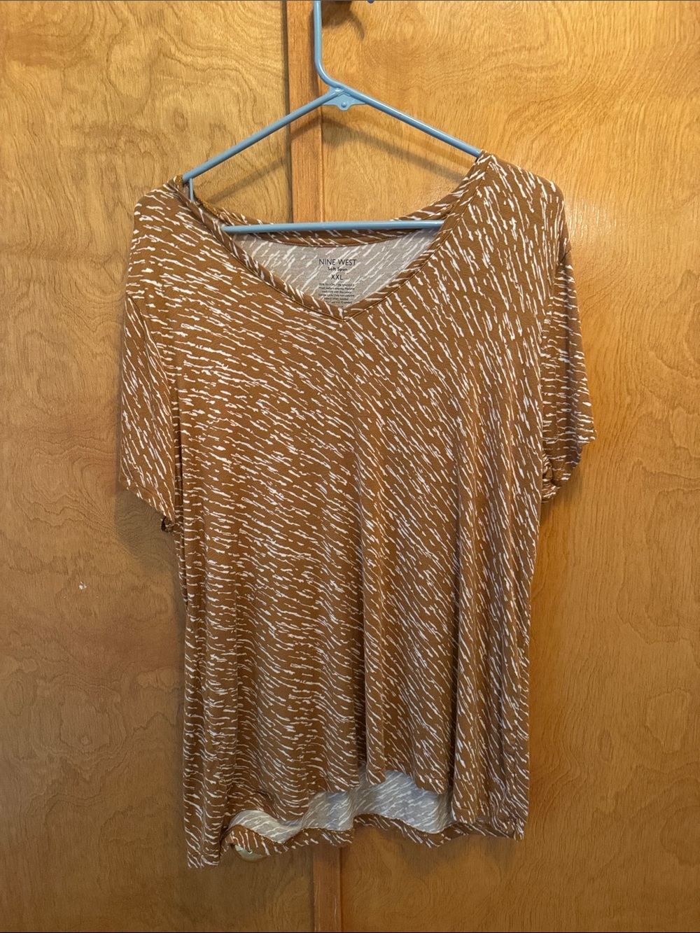 Nine West Brown and White Short-Sleeve V-Neck Tee